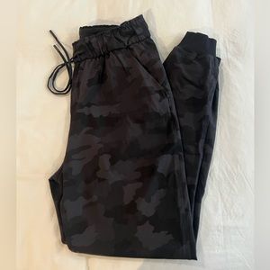 Lululemon black camo stretch high rise joggers